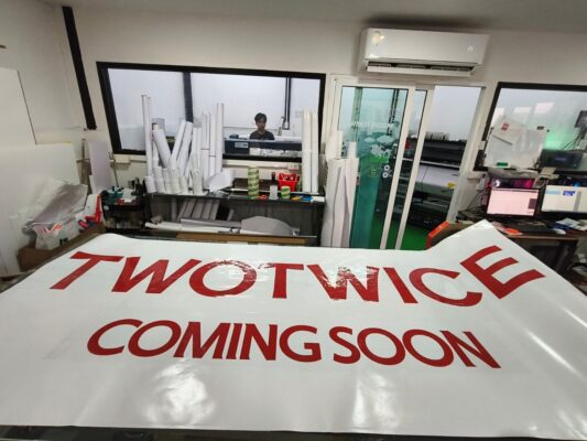 สติ๊กเกอร์ twotwice สีแดง